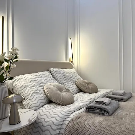 Swidnicka - 200m Main Square - Self Check-in 20h